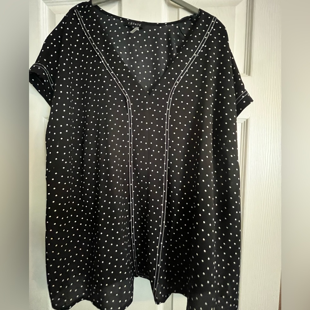 1 state size 2x polka dot short sleeve top. New with tags.